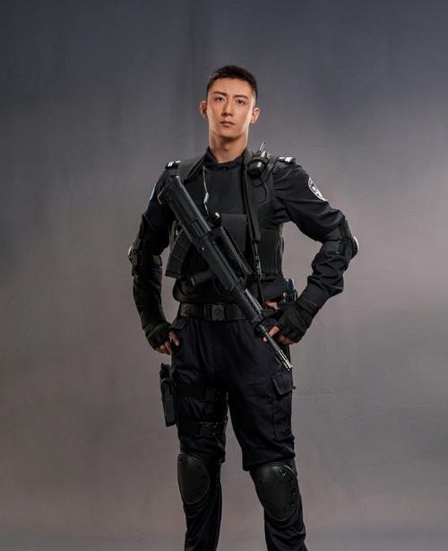 反恐精英中如何执行敬礼动作？
