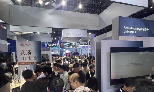 「打卡王」诞生！WAIC 2025 商汤展区人头攒动，机器人互动、AI 体验引爆参观热潮